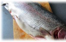 نحوه نمک زدن ماهی قزل آلا در خانه: دستور العمل ها و نکات مفید